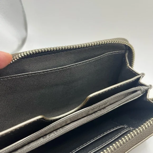 Michael Kors metallic logo wallet - zip around - Picture 4 of 11
